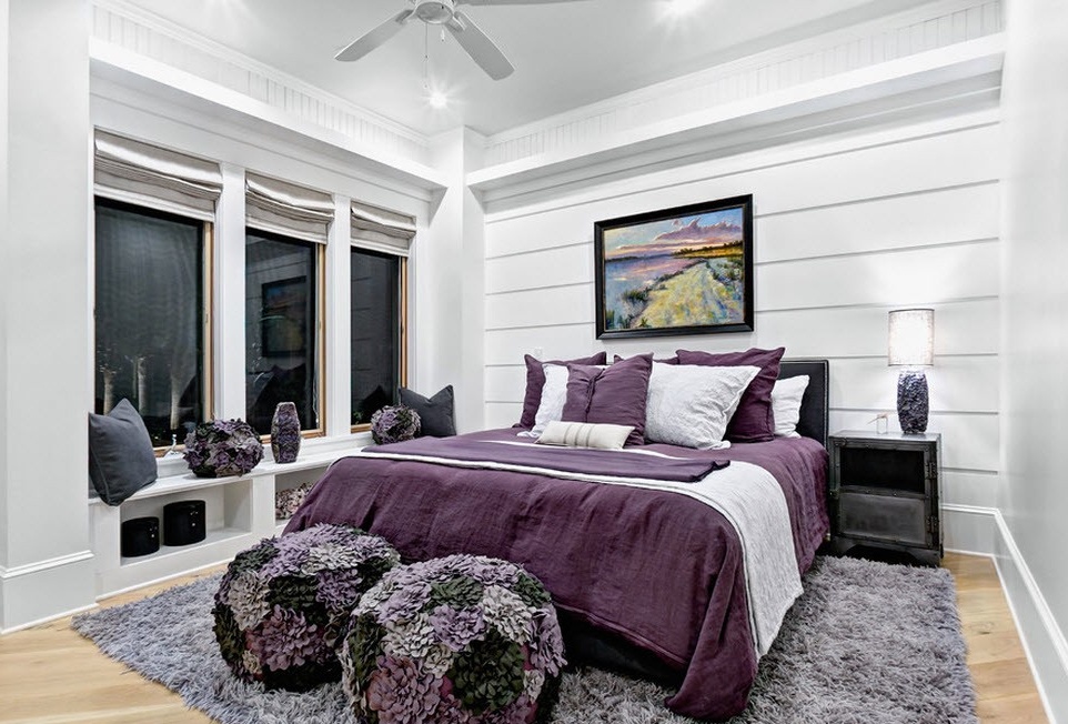 Piękne otomany we wnętrzu fioletowej sypialni
