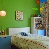 Grønn farge i det indre av rommet for gutten