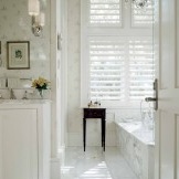 Klasiska vannas istaba baltā krāsā