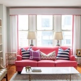 En rosa sofa aksenterer stuen.