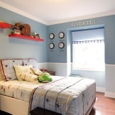 Комбинација светло плаве и беле боје у унутрашњости собе за дечака