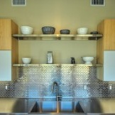 El mosaic metàl·lic és ideal per decorar el davantal de treball a la cuina