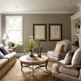Interior noble de la sala de estar de color gris-beige con una flor como accesorio