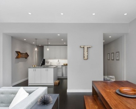Design světle šedého obývacího pokoje v moderním stylu.