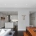 Disenyo ng isang light grey living room sa isang modernong istilo.