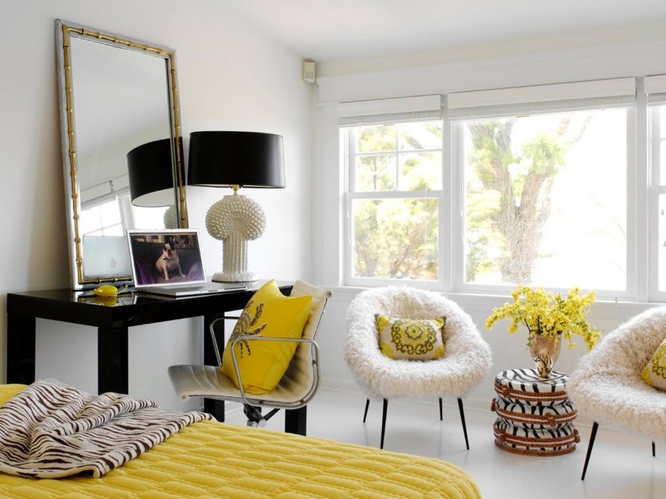 Per rendere più fresca la piccola stanza, usa il giallo come accento.