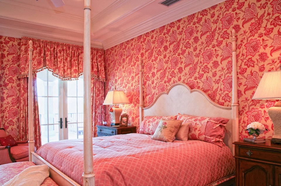 Smukt lyserosa soveværelse