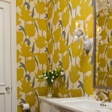Papier peint jaune dans les toilettes