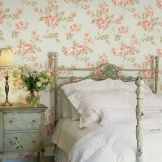 Delicate wallpaper in the bedroom