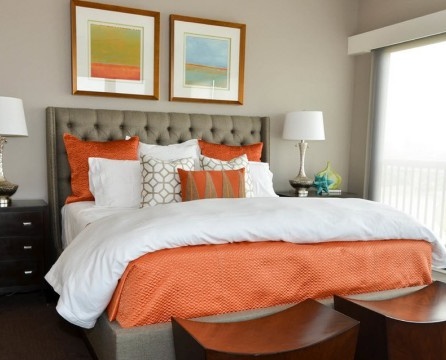 Orange dekor i sovrummet