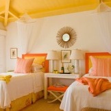 Sovrum i orange toner.