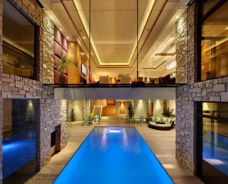 Hermosas piscinas dentro de la casa.