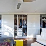 Skyve garderobe i interiøret - den beste løsningen for å organisere en ubehagelig plass