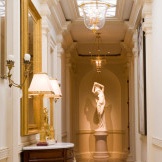 Escultura en un interior clásico.