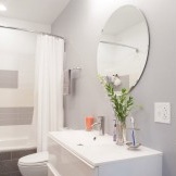 Jedna zelena grančica može odmah transformirati sivu unutrašnjost kupaonice