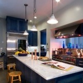 Hvit benkeplate på det blå kjøkkenet