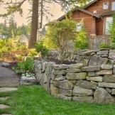 Suuri kivi nurmikko ja seinä
