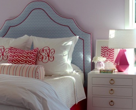 Extra verlichting in de roze slaapkamer