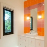 Spiegel in einer orangefarbenen Badewanne