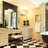 Kaunis mustavalkoinen kylpyhuone shakkilattialla