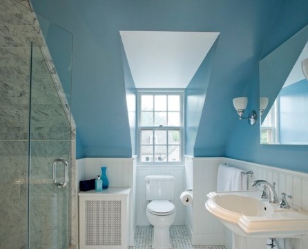 Blauwe lucht in de badkamer