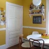 Gele muren in het interieur