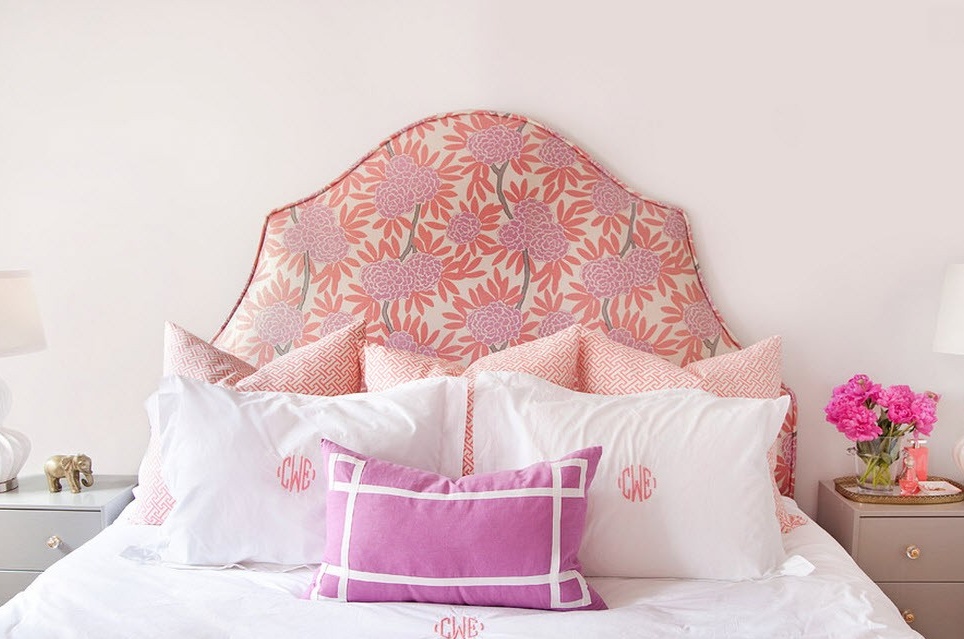 Camera da letto rosa accogliente ed elegante