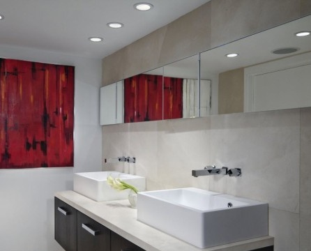Moderna vannas istaba ar sienu apdari