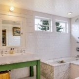 Galda zaļā apakšdaļa rada zaļas vannas istabas interjeru
