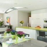 Cozinha branca com detalhes em verde claro