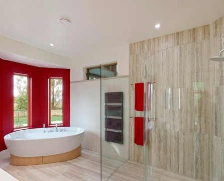 Rummeligt badeværelse i minimalistisk stil