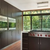 Cucina opaca scura con una grande finestra