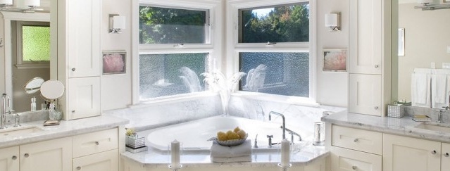 Hjørnebadekar lar deg dekorere rommet i den romantiske stilen i Hellas og lage symmetri