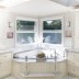 La bañera de esquina le permite decorar la habitación al estilo romántico de Grecia y crear simetría