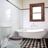 Interiör i ett litet badrum med fina schackbrädor