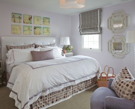 Pastellfarbenes Schlafzimmer mit Gemälden verziert