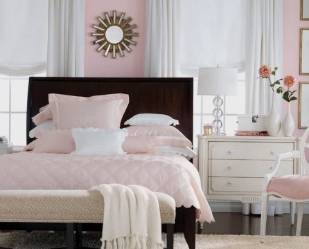 Svart farge på det rosa soverommet
