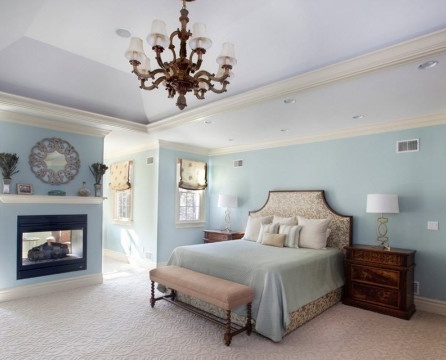 Dormitorio clásico en tonos azules.