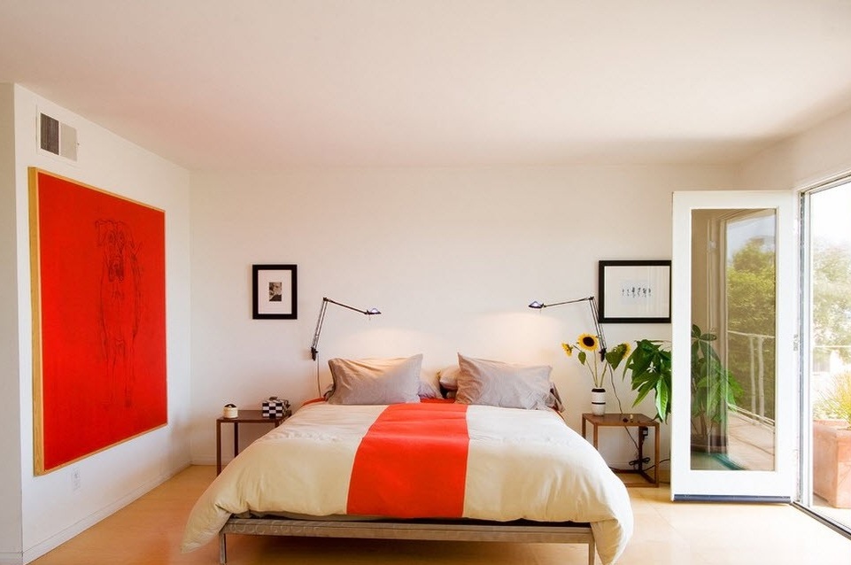 Tilava makuuhuone punaisilla väreillä