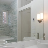 Decoração do banheiro com azulejos finos