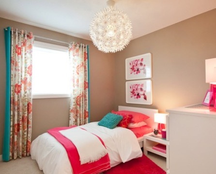 Tirkizna boja u ružičastoj spavaćoj sobi