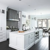 Cucina bianca e pavimento nero