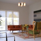 Färgade möbler i interiören