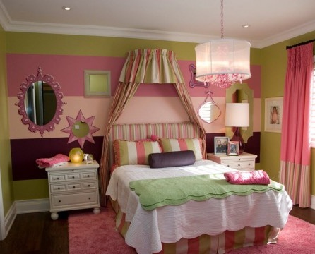 Vihreä väri vaaleanpunaisen makuuhuoneen sisustuksessa