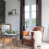 The combination of plain wallpaper with wallpaper in the picture - always a stylish interior