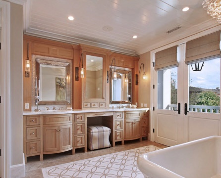 Moderni beige kylpyhuone
