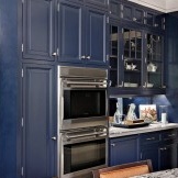 Tamsiai mėlyni baldai virtuvėje
