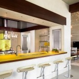 Sarı elemanları ile modern bir mutfak.