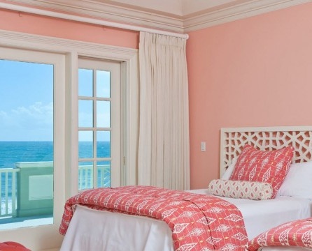 Valkoiset huonekalut vaaleanpunaisessa makuuhuoneessa