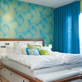 Linblå gardiner i harmoni med mønsteret på veggen